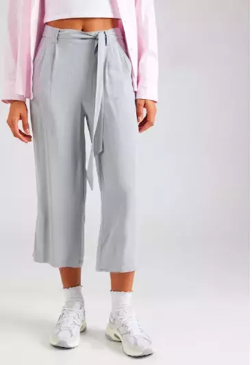 Capri kalhoty jako must have kousek, bez kterého se letos na jaře rozhodně neobejdete