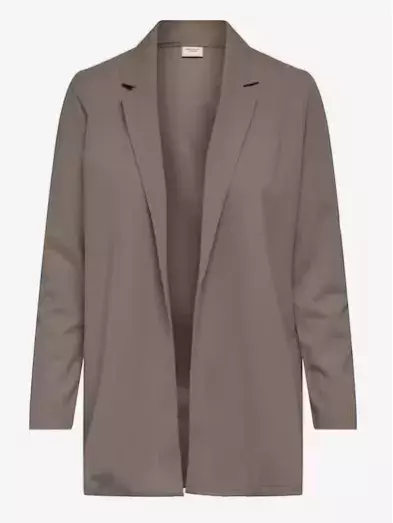 Džíny, tenisky, blejzr, triko: Čtyři kousky oblečení, které unosíte kamkoliv a v jakémkoli věku. Stačí zvolit ty správné 