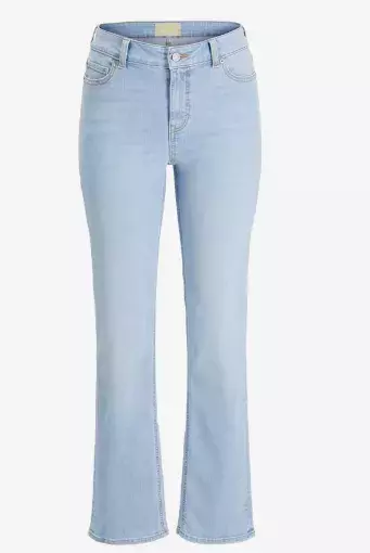 Džíny pro ženy po padesátce: Nejoblíbenější střihy roku 2025