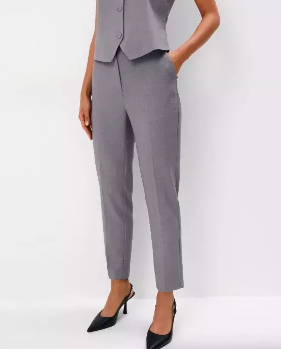 Cigaretové kalhoty z 80. let jsou zpět - tady je návod, jak je nosit po 50, abyste v nich omládla a ukázala postavu