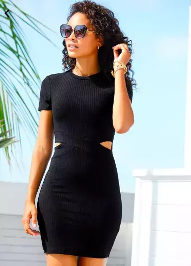 Obléknete je do práce, na večírek i do města. Jak správně stylovat trend letošního jara malé černé šaty