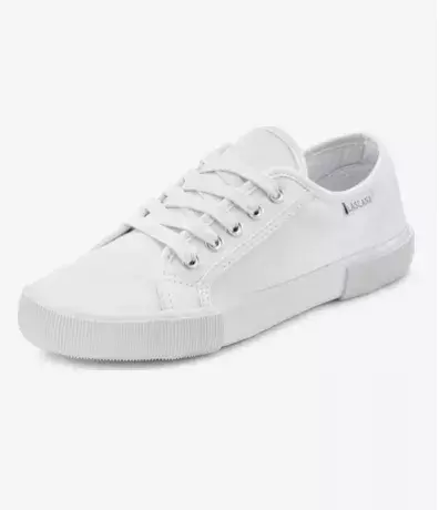 Džíny, tenisky, blejzr, triko: Čtyři kousky oblečení, které unosíte kamkoliv a v jakémkoli věku. Stačí zvolit ty správné 