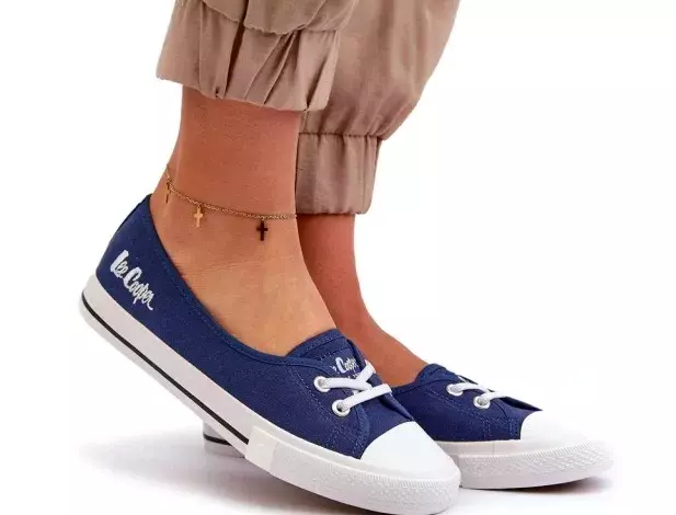 Slyšeli jste už o trendu Baleríny + tenisky = Ballerainer? Nejkomfortnější trend roku spojuje eleganci a pohodlí – obuv, kterou si zamilujete na první obutí