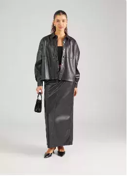 Mikro šortky a oversized bundy: Kombinace, která překvapí. Odvážné šortky v kombinaci s velkými bundami – trend, který si můžete přizpůsobit svému stylu