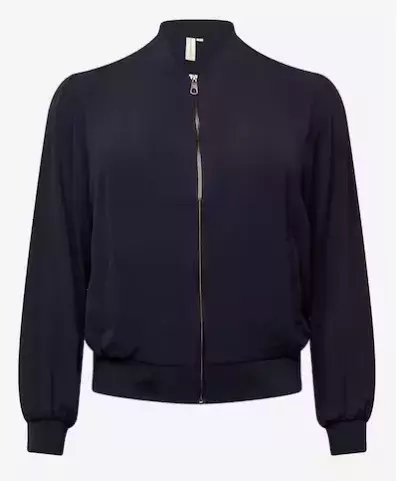 Mikro šortky a oversized bundy: Kombinace, která překvapí. Odvážné šortky v kombinaci s velkými bundami – trend, který si můžete přizpůsobit svému stylu