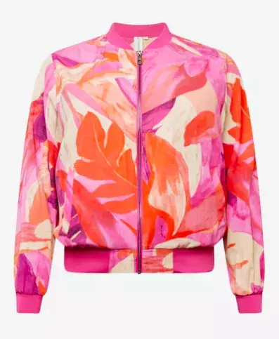 Mikro šortky a oversized bundy: Kombinace, která překvapí. Odvážné šortky v kombinaci s velkými bundami – trend, který si můžete přizpůsobit svému stylu