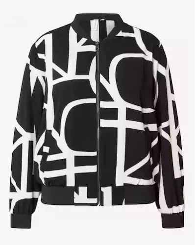 Mikro šortky a oversized bundy: Kombinace, která překvapí. Odvážné šortky v kombinaci s velkými bundami – trend, který si můžete přizpůsobit svému stylu