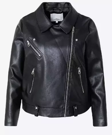 Mikro šortky a oversized bundy: Kombinace, která překvapí. Odvážné šortky v kombinaci s velkými bundami – trend, který si můžete přizpůsobit svému stylu