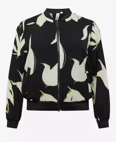 Mikro šortky a oversized bundy: Kombinace, která překvapí. Odvážné šortky v kombinaci s velkými bundami – trend, který si můžete přizpůsobit svému stylu