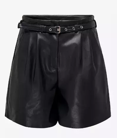 Mikro šortky a oversized bundy: Kombinace, která překvapí. Odvážné šortky v kombinaci s velkými bundami – trend, který si můžete přizpůsobit svému stylu