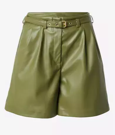 Mikro šortky a oversized bundy: Kombinace, která překvapí. Odvážné šortky v kombinaci s velkými bundami – trend, který si můžete přizpůsobit svému stylu