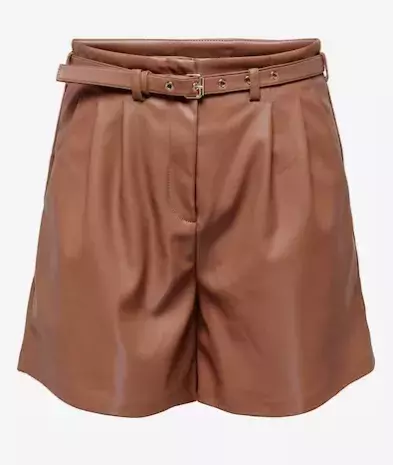 Mikro šortky a oversized bundy: Kombinace, která překvapí. Odvážné šortky v kombinaci s velkými bundami – trend, který si můžete přizpůsobit svému stylu