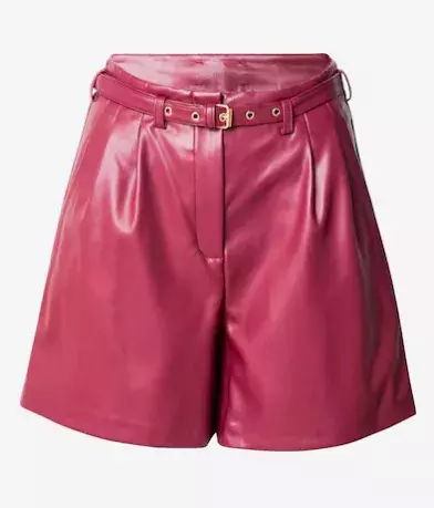 Mikro šortky a oversized bundy: Kombinace, která překvapí. Odvážné šortky v kombinaci s velkými bundami – trend, který si můžete přizpůsobit svému stylu