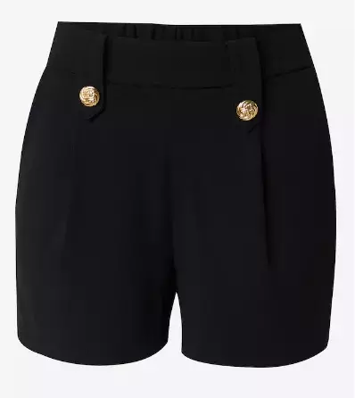 Mikro šortky a oversized bundy: Kombinace, která překvapí. Odvážné šortky v kombinaci s velkými bundami – trend, který si můžete přizpůsobit svému stylu