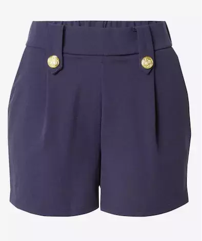 Mikro šortky a oversized bundy: Kombinace, která překvapí. Odvážné šortky v kombinaci s velkými bundami – trend, který si můžete přizpůsobit svému stylu