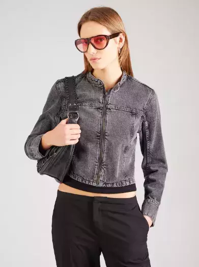 Jak nosit džínovou bundu, aby na jaře 2025 splnila vše, co je potřeba. Stála nás pár korun a k tomu nevypadala nudně 