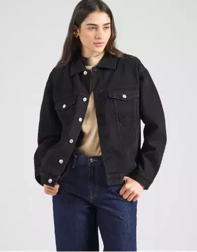 Jak nosit džínovou bundu, aby na jaře 2025 splnila vše, co je potřeba. Stála nás pár korun a k tomu nevypadala nudně 