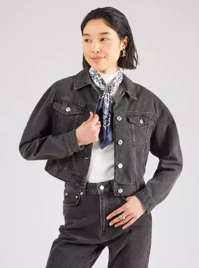 Jak nosit džínovou bundu, aby na jaře 2025 splnila vše, co je potřeba. Stála nás pár korun a k tomu nevypadala nudně 