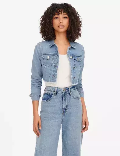 Jak nosit džínovou bundu, aby na jaře 2025 splnila vše, co je potřeba. Stála nás pár korun a k tomu nevypadala nudně 