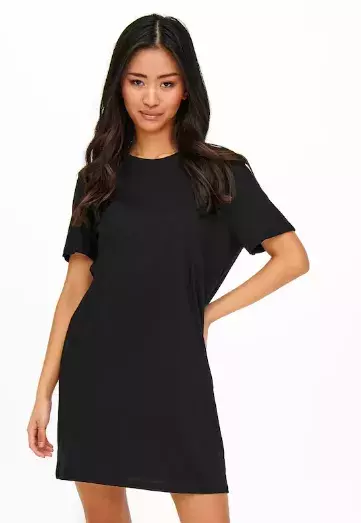 Obléknete je do práce, na večírek i do města. Jak správně stylovat trend letošního jara malé černé šaty