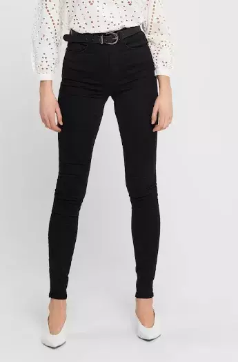 Skutečné dámy milují minimalismus. Jak se po 50 oblékat jednoduše a přitom efektně? Vyberte si levné kousky z naší galerie