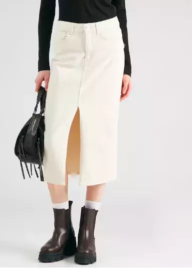 Nebojte se džínoviny ani po 50. Stylisté doporučují být v denimu od hlavy až k patě. Inspirujte se v galerii