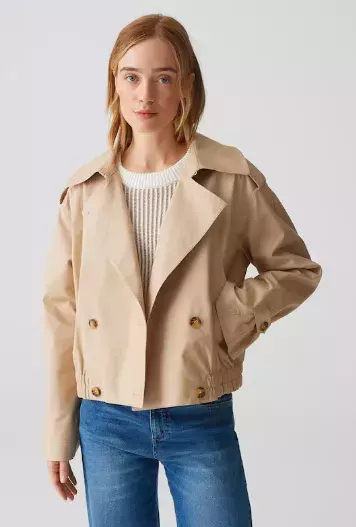 Zkrácený trenčkot: Jediná bunda, která žádné ženě nesmí chybět v jarním šatníku