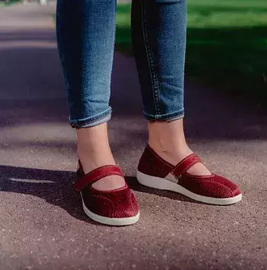 Slyšeli jste už o trendu Baleríny + tenisky = Ballerainer? Nejkomfortnější trend roku spojuje eleganci a pohodlí – obuv, kterou si zamilujete na první obutí