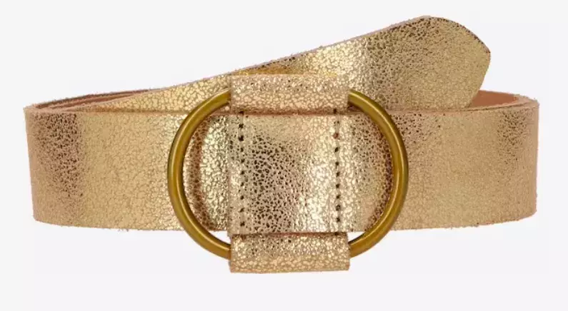 Trend jara 2025: Pásky s velkou přezkou. Obléknete je ke kalhotům, sukním i šatům, ze kterých udělají neobyčejný outfit. Pas by měly zvýraznit i baculky