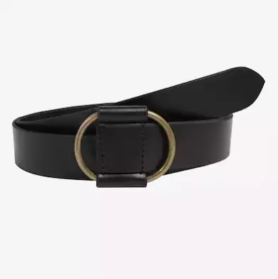 Trend jara 2025: Pásky s velkou přezkou. Obléknete je ke kalhotům, sukním i šatům, ze kterých udělají neobyčejný outfit. Pas by měly zvýraznit i baculky