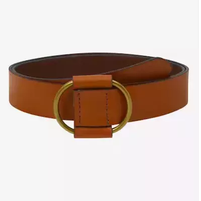 Trend jara 2025: Pásky s velkou přezkou. Obléknete je ke kalhotům, sukním i šatům, ze kterých udělají neobyčejný outfit. Pas by měly zvýraznit i baculky