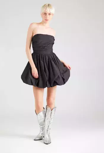 Obléknete je do práce, na večírek i do města. Jak správně stylovat trend letošního jara malé černé šaty