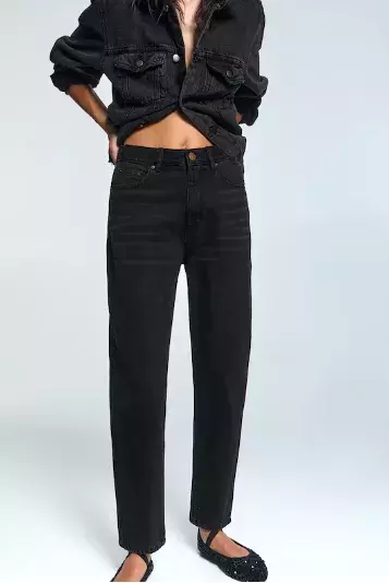 Džíny pro ženy po padesátce: Nejoblíbenější střihy roku 2025