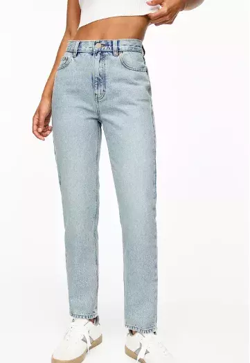 Nebojte se džínoviny ani po 50. Stylisté doporučují být v denimu od hlavy až k patě. Inspirujte se v galerii