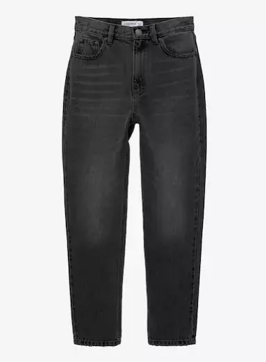 Nebojte se džínoviny ani po 50. Stylisté doporučují být v denimu od hlavy až k patě. Inspirujte se v galerii