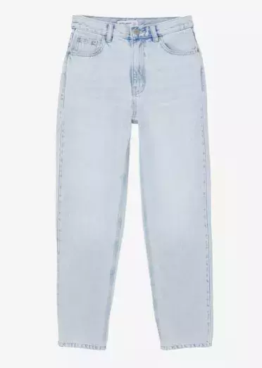 Nebojte se džínoviny ani po 50. Stylisté doporučují být v denimu od hlavy až k patě. Inspirujte se v galerii