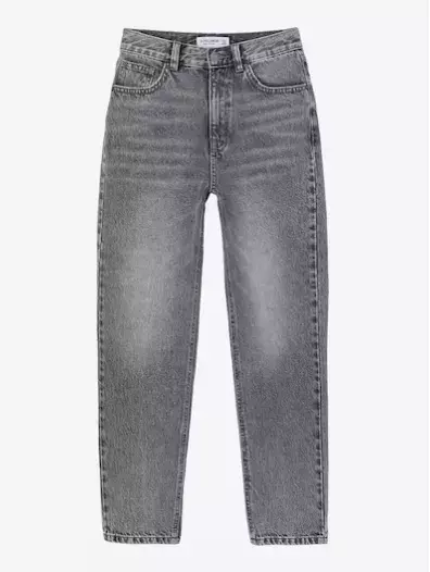 Nebojte se džínoviny ani po 50. Stylisté doporučují být v denimu od hlavy až k patě. Inspirujte se v galerii