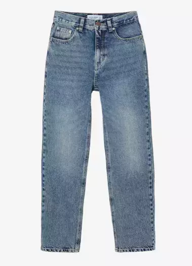 Nebojte se džínoviny ani po 50. Stylisté doporučují být v denimu od hlavy až k patě. Inspirujte se v galerii