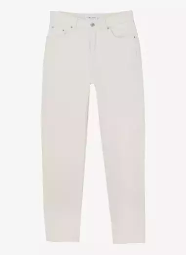 Nebojte se džínoviny ani po 50. Stylisté doporučují být v denimu od hlavy až k patě. Inspirujte se v galerii