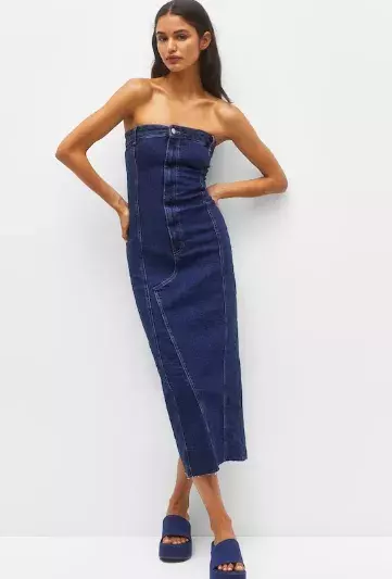 Nebojte se džínoviny ani po 50. Stylisté doporučují být v denimu od hlavy až k patě. Inspirujte se v galerii