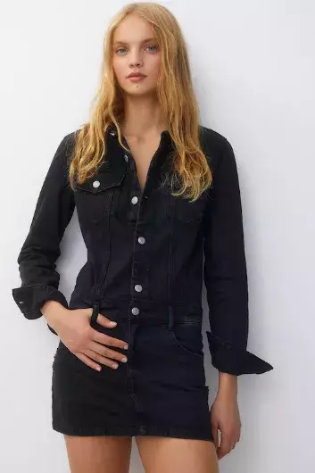 Nebojte se džínoviny ani po 50. Stylisté doporučují být v denimu od hlavy až k patě. Inspirujte se v galerii