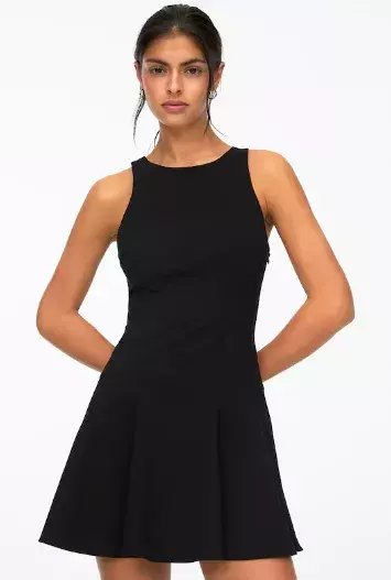 Obléknete je do práce, na večírek i do města. Jak správně stylovat trend letošního jara malé černé šaty