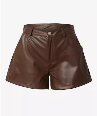 Mikro šortky a oversized bundy: Kombinace, která překvapí. Odvážné šortky v kombinaci s velkými bundami – trend, který si můžete přizpůsobit svému stylu