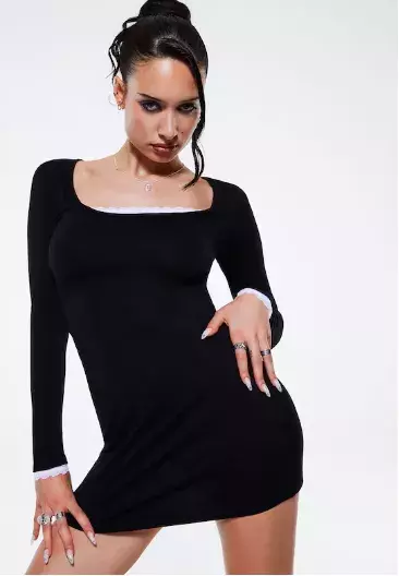 Obléknete je do práce, na večírek i do města. Jak správně stylovat trend letošního jara malé černé šaty