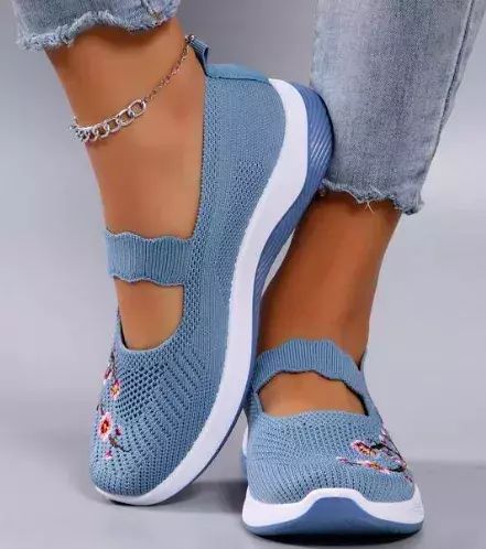 Slyšeli jste už o trendu Baleríny + tenisky = Ballerainer? Nejkomfortnější trend roku spojuje eleganci a pohodlí – obuv, kterou si zamilujete na první obutí