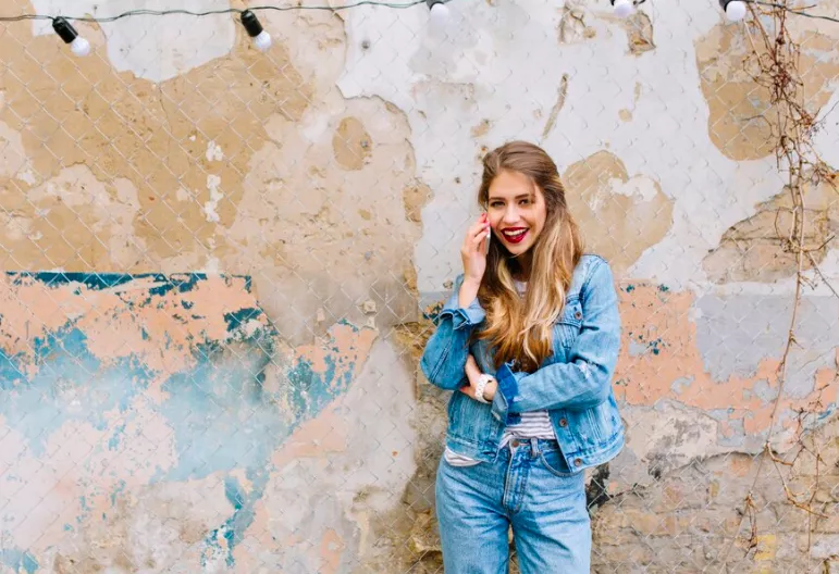 Džíny, tenisky, blejzr, triko: Čtyři kousky oblečení, které unosíte kamkoliv a v jakémkoli věku. Stačí zvolit ty správné 