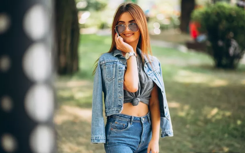 Jak nosit džínovou bundu, aby na jaře 2025 splnila vše, co je potřeba. Stála nás pár korun a k tomu nevypadala nudně 