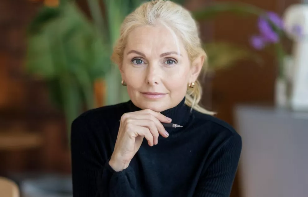 portrét světlovlasé ženy