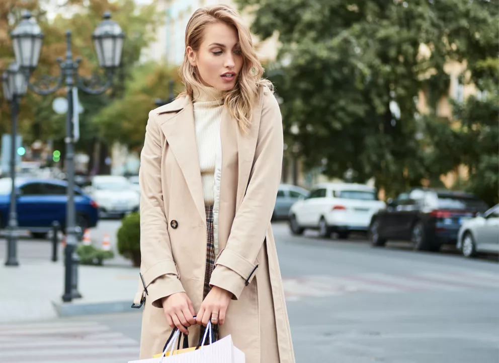 elegantní žena v jarní ulici