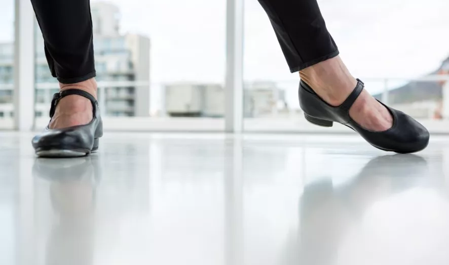 Slyšeli jste už o trendu Baleríny + tenisky = Ballerainer? Nejkomfortnější trend roku spojuje eleganci a pohodlí – obuv, kterou si zamilujete na první obutí